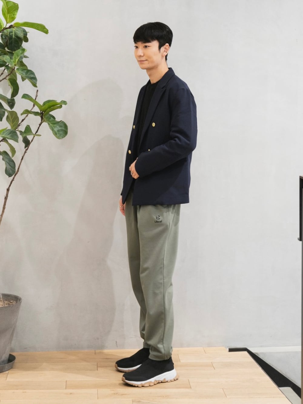 グリーン系のその他パンツ、ブルー系のテーラードジャケット、ブラック系のスウェットを着用したメンズの冬コーディネートの2枚目の写真