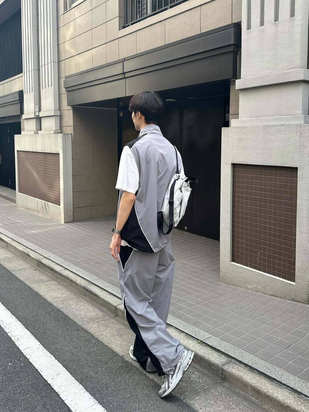 シルバー系のスニーカー、その他のその他パンツ、その他のその他アウターを着用したメンズの春コーディネートの4枚目の写真