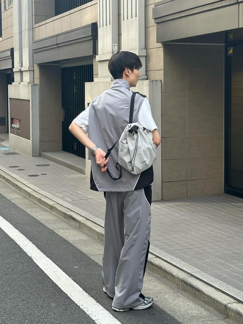 シルバー系のスニーカー、その他のその他パンツ、その他のその他アウターを着用したメンズの春コーディネートの3枚目の写真