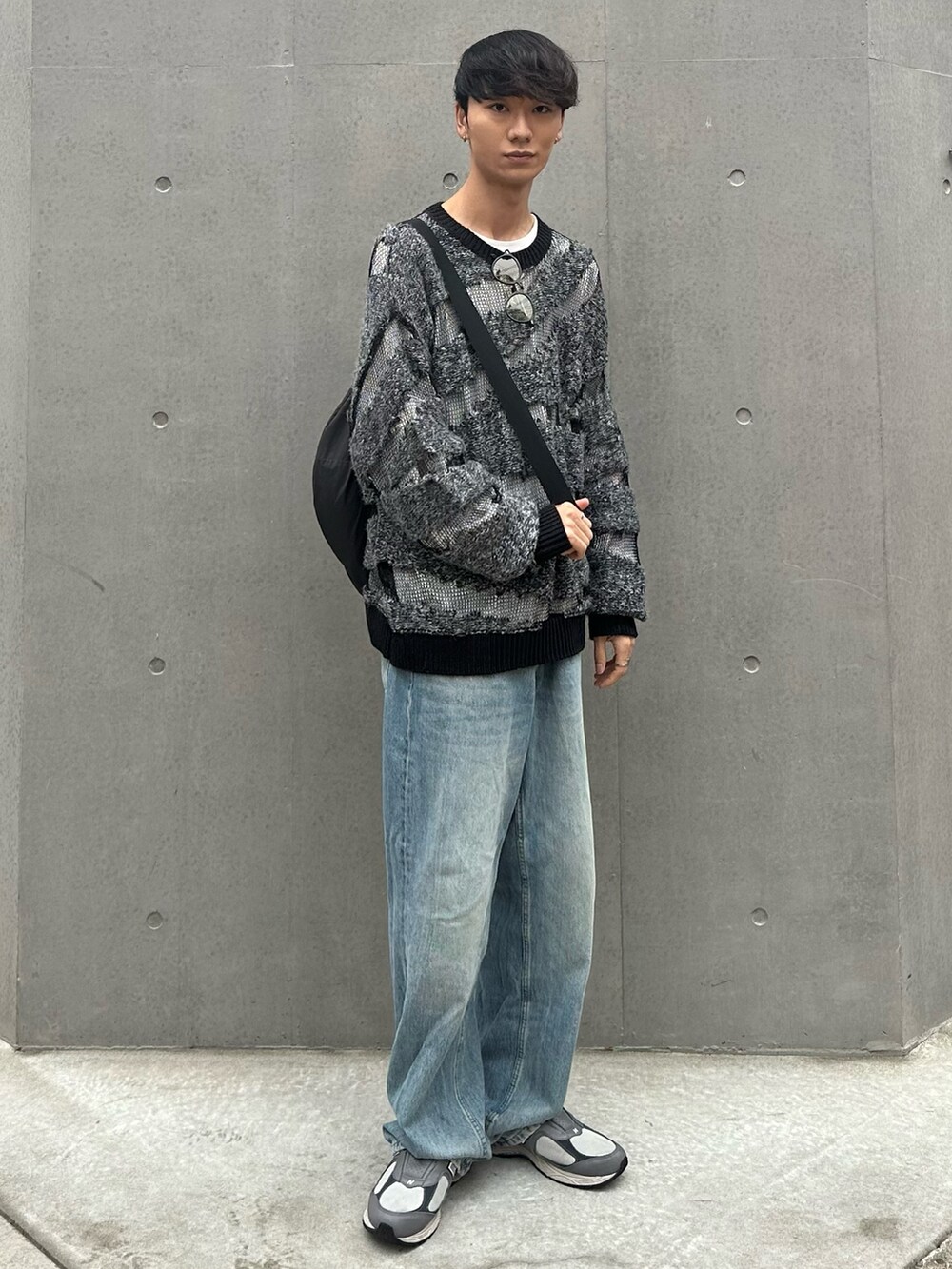 「ファッションを楽しもう、秋冬コーデ、ZARA、UNIQLO、New Balance、デニム、スニーカー、ニット、シンプル、カジュアルコーデ、おでかけコーデ」｜「NEW BALANCEのアイテム（スニーカー、グレー系）」を使った、sakasaさん（メンズ・180cm）の秋コーディネートの3枚目の写真