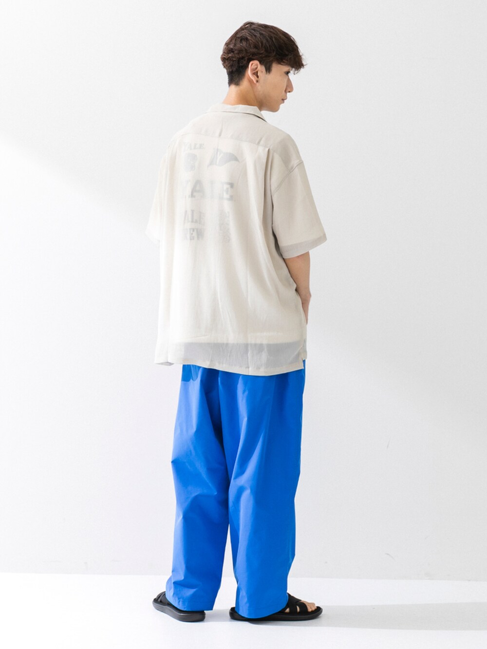 ブラック系のサンダル、ブルー系のその他パンツ、ベージュ系のシャツ/ブラウスを着用したメンズの夏コーディネートの3枚目の写真