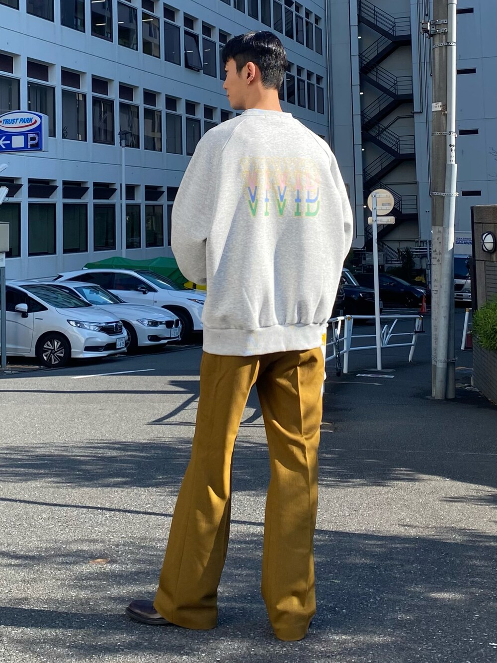 ブラウン系のドレスシューズ、ベージュ系のその他パンツ、グレー系のスウェットを着用したメンズの冬コーディネートの2枚目の写真