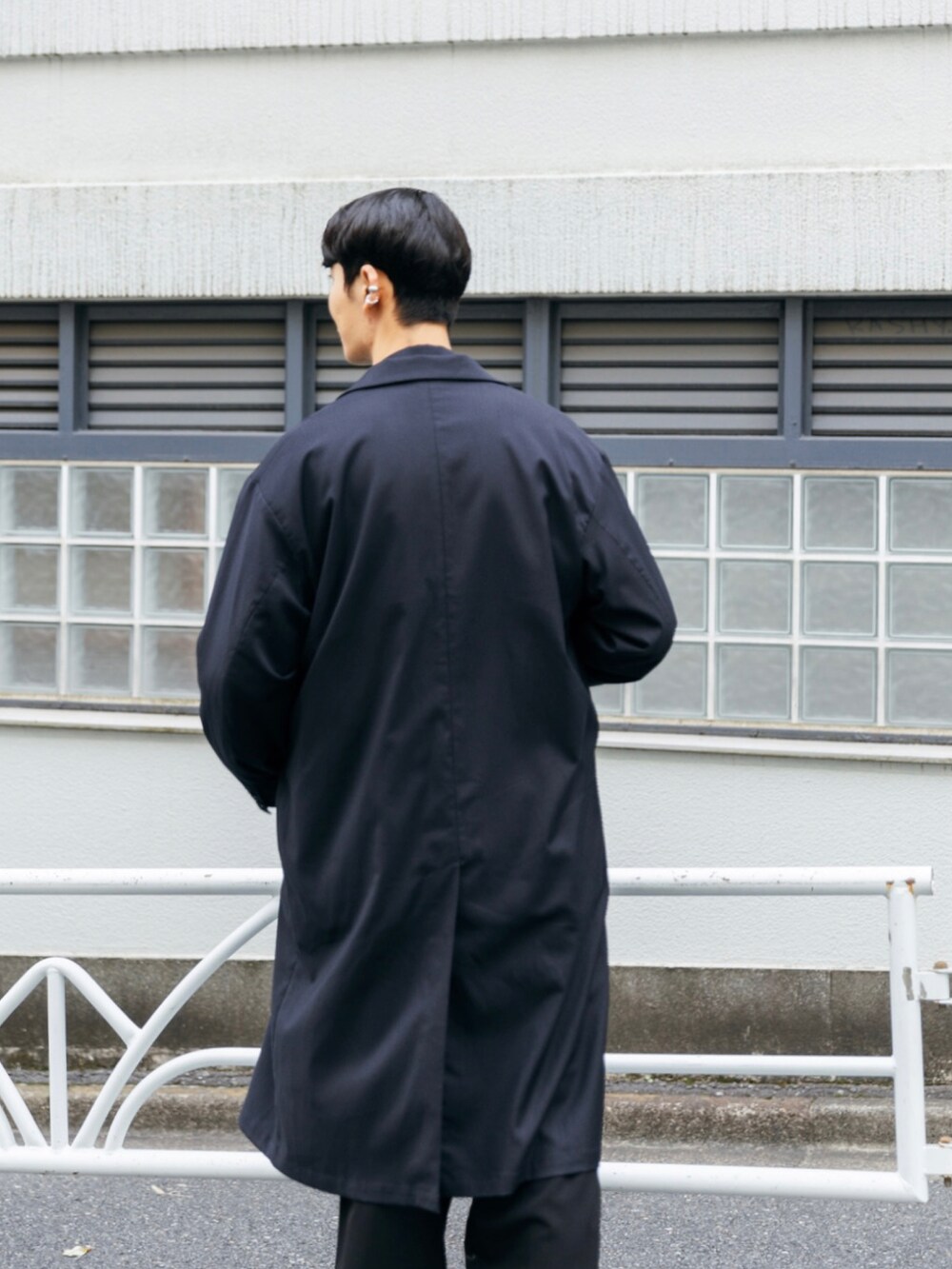 ホワイト系のシューズ、ブラック系のスラックス、ブルー系のその他アウターを着用したメンズの秋コーディネートの5枚目の写真