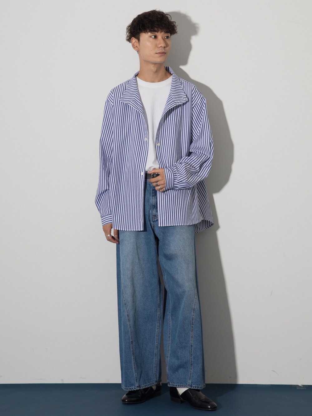 ブラック系のその他シューズ、ブルー系のデニムパンツ、ブルー系のシャツ/ブラウスを着用したメンズの夏コーディネートの4枚目の写真