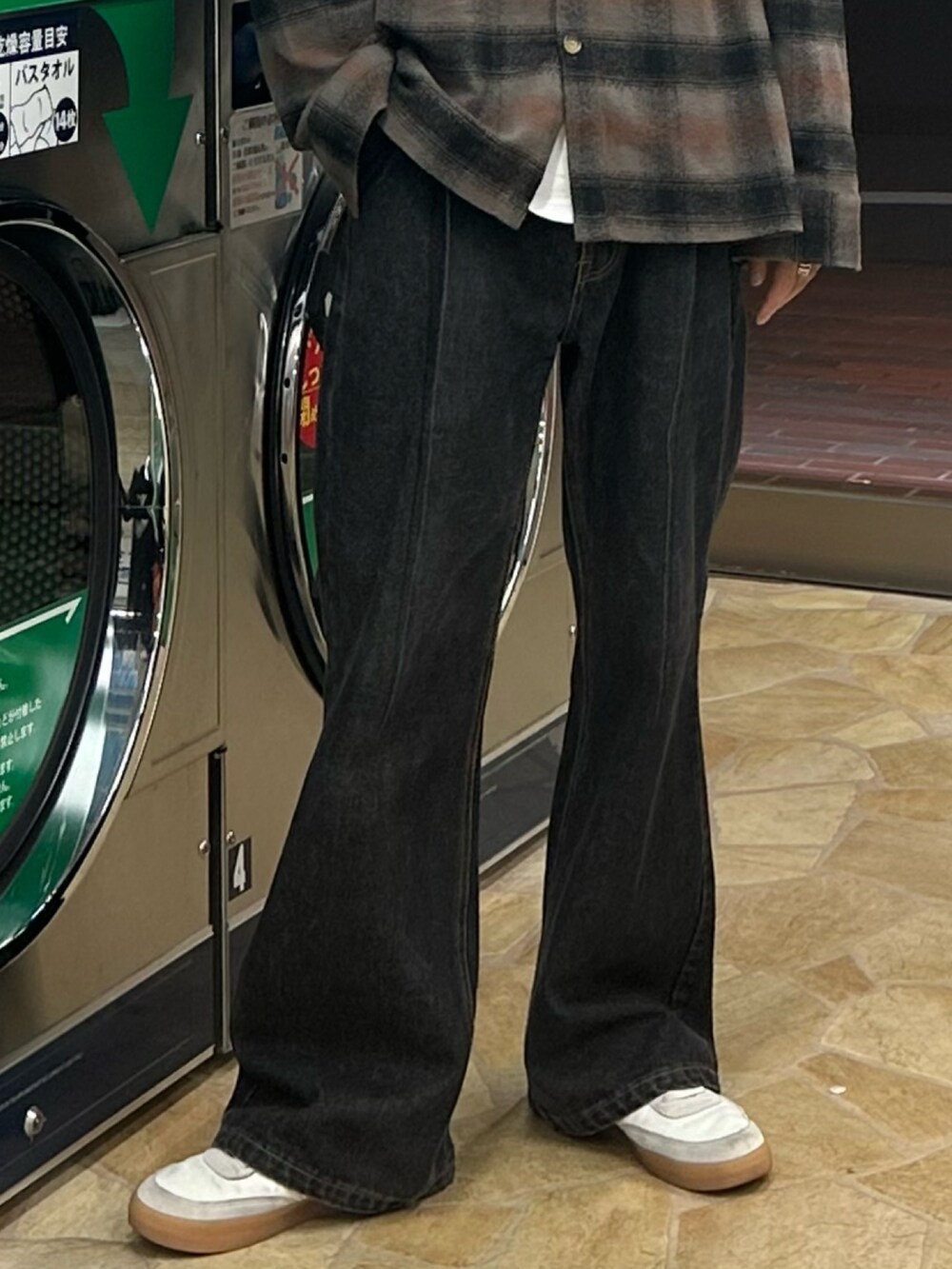 ホワイト系のスニーカー、ブラック系のデニムパンツ、その他のシャツ/ブラウスを着用したメンズの秋コーディネートの4枚目の写真