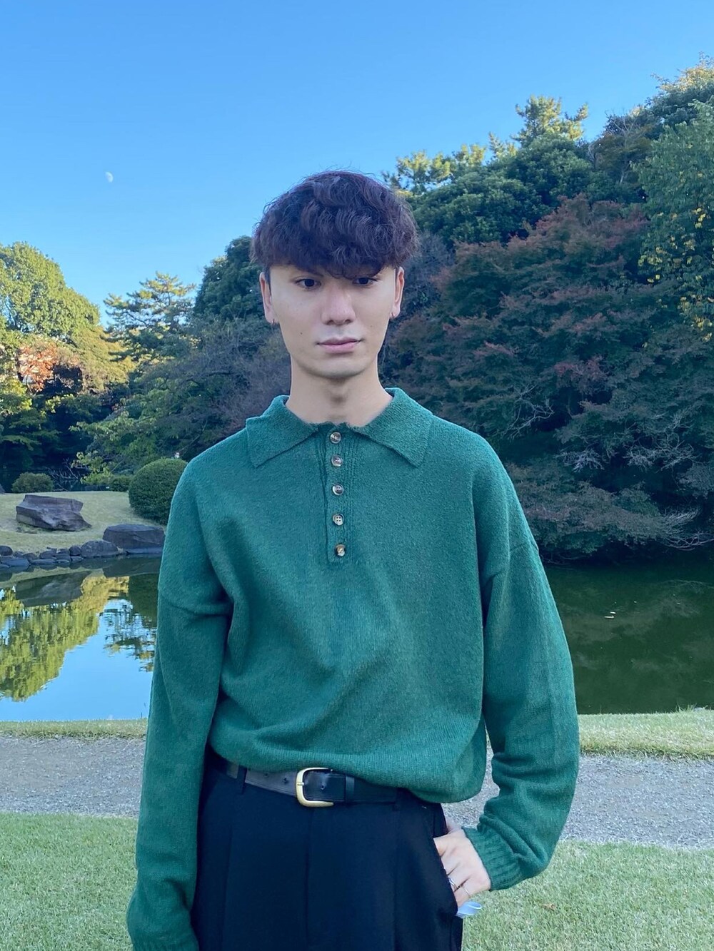 ブラック系のスニーカー、ブラック系のパンツ、ホワイト系のバッグを着用したメンズの冬コーディネートの3枚目の写真