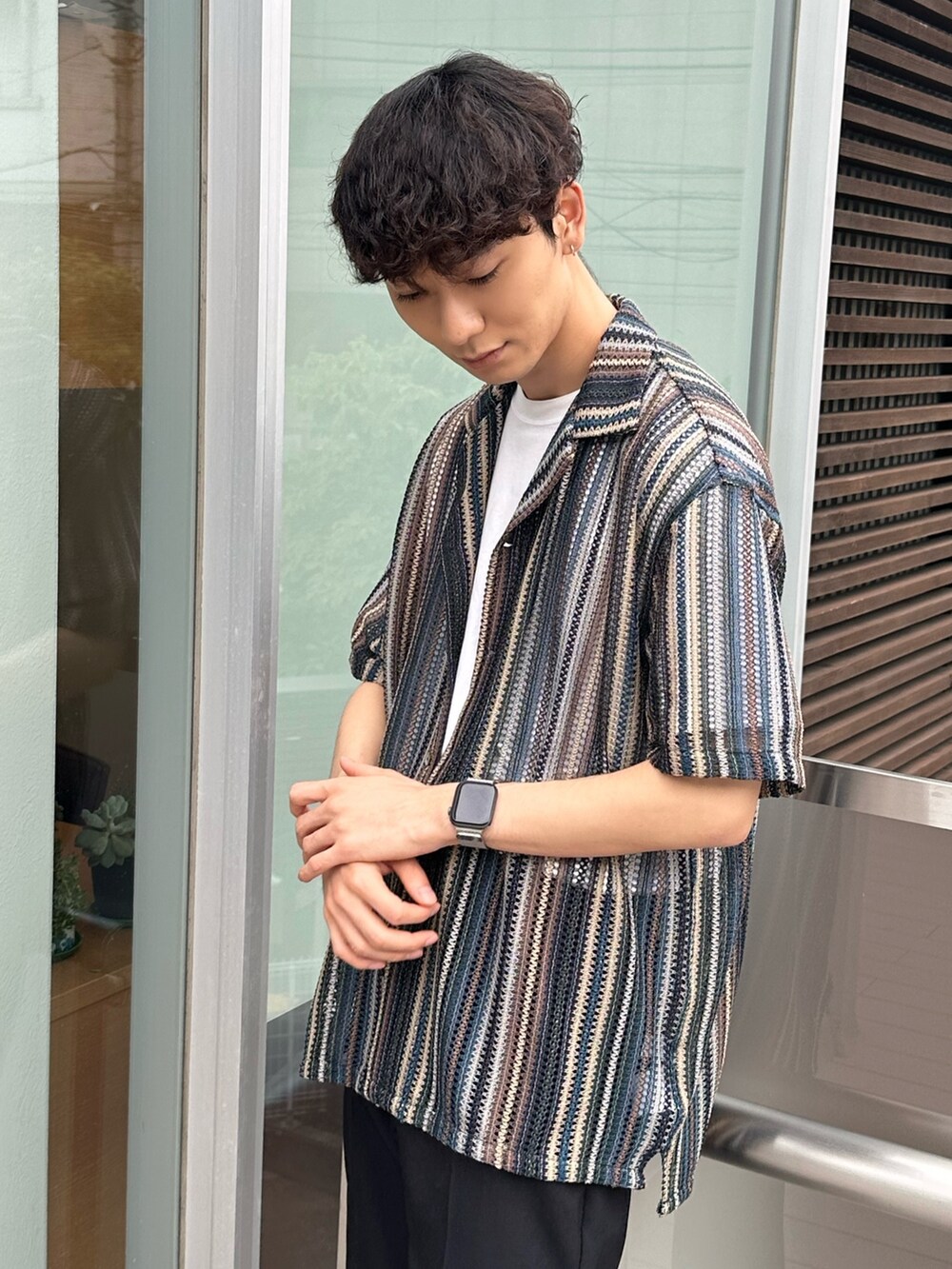 ブラック系のシューズ、ブラック系のその他パンツ、その他のシャツ/ブラウスを着用したメンズの夏コーディネートの4枚目の写真