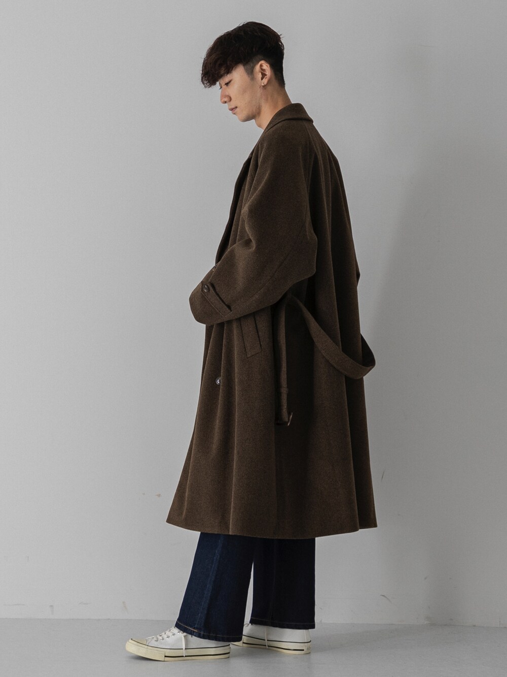 ホワイト系のスニーカー、ベージュ系のシャツ/ブラウス、ブラウン系のジャケット/アウターを着用したメンズの秋コーディネートの2枚目の写真