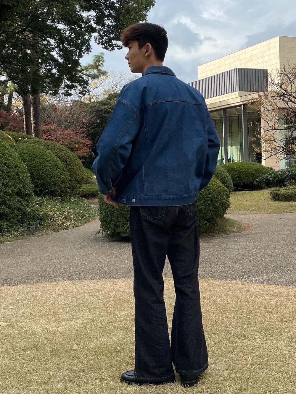 ブラック系のドレスシューズ、ホワイト系のTシャツ/カットソー、ブラック系のデニムパンツを着用したメンズの冬コーディネートの2枚目の写真