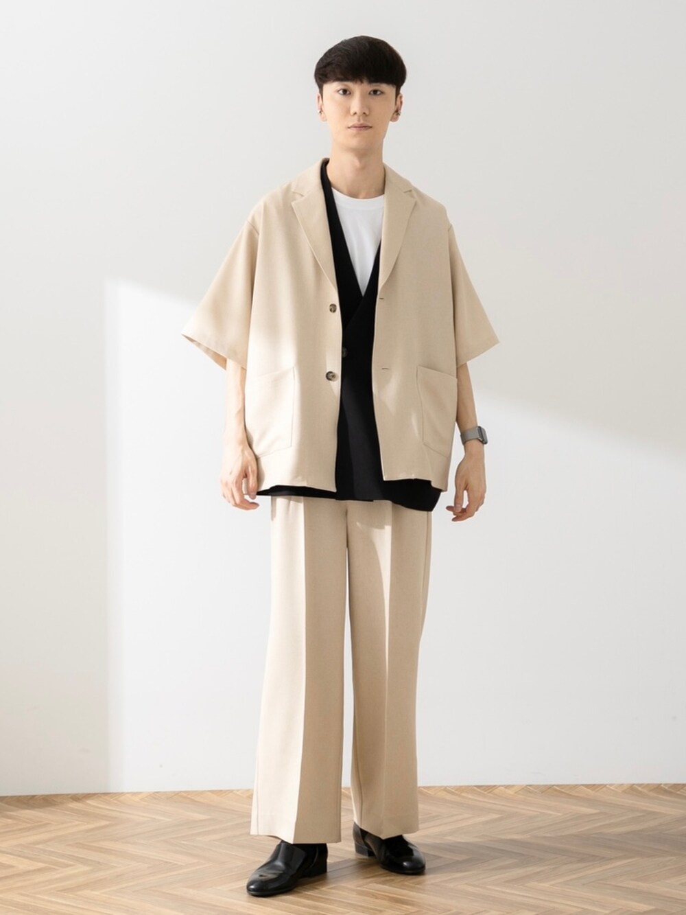 ブラック系のその他シューズ、ブラック系のベスト、ホワイト系のTシャツ/カットソーを着用したメンズの秋コーディネートの2枚目の写真