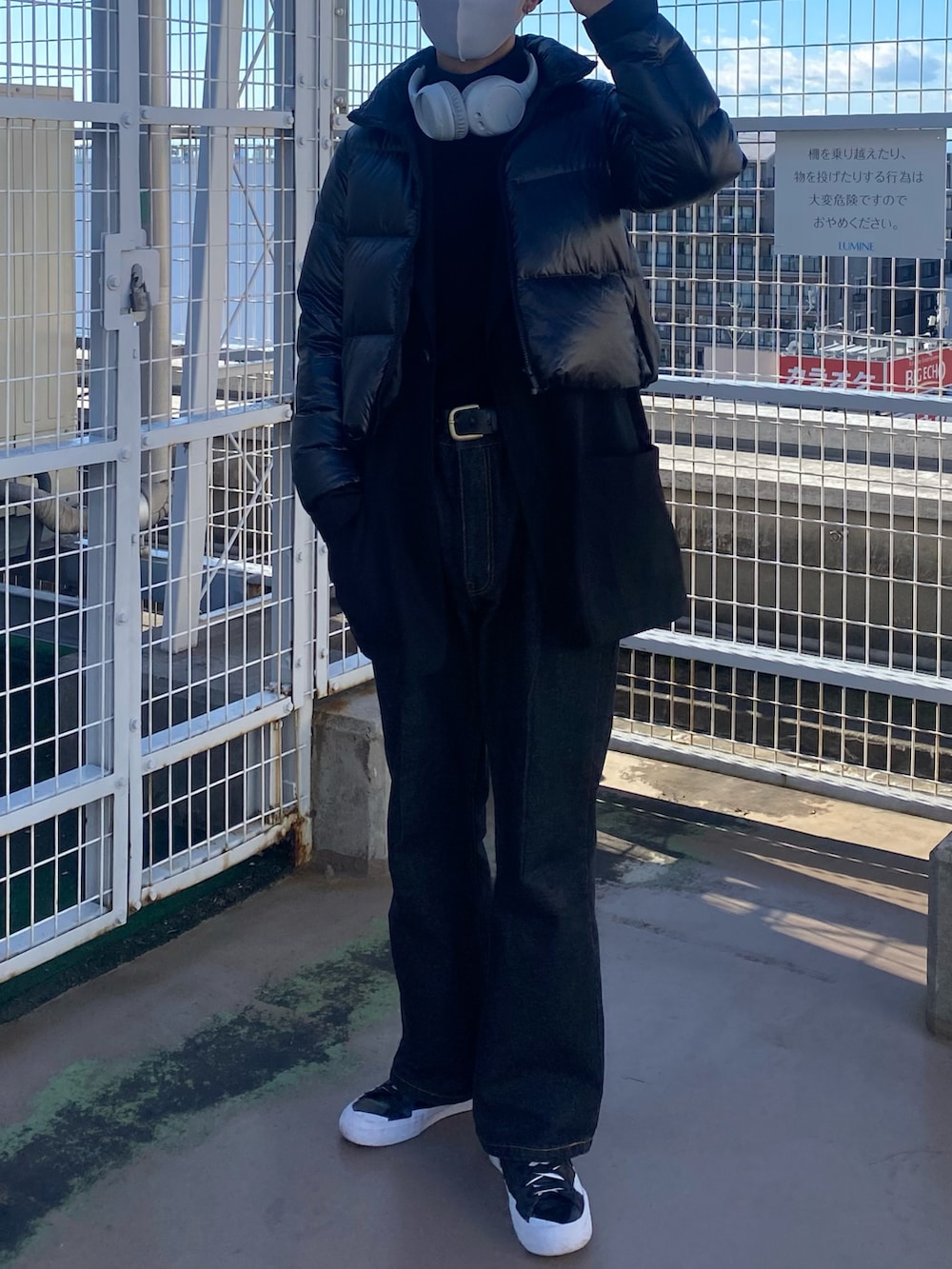 「ニット、デニム、ニット帽、ブラックコーデ、大人カジュアル、carhartt、休日スタイル、デニムパンツ、フレアパンツ、CouleurMeler」｜「Couleur MelerのCouleur Meler sakasa　tuck flare wide denim（デニムパンツ、ブラック系）」を使った、sakasaさん（メンズ・180cm）の冬コーディネートの3枚目の写真