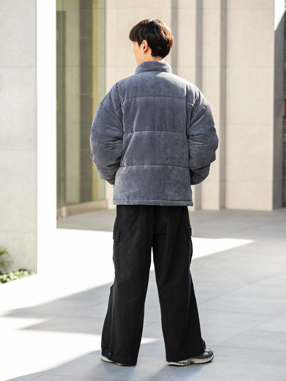グレー系のその他シューズ、ブラック系のその他パンツ、グレー系のダウンジャケット/コートを着用したメンズの冬コーディネートの4枚目の写真