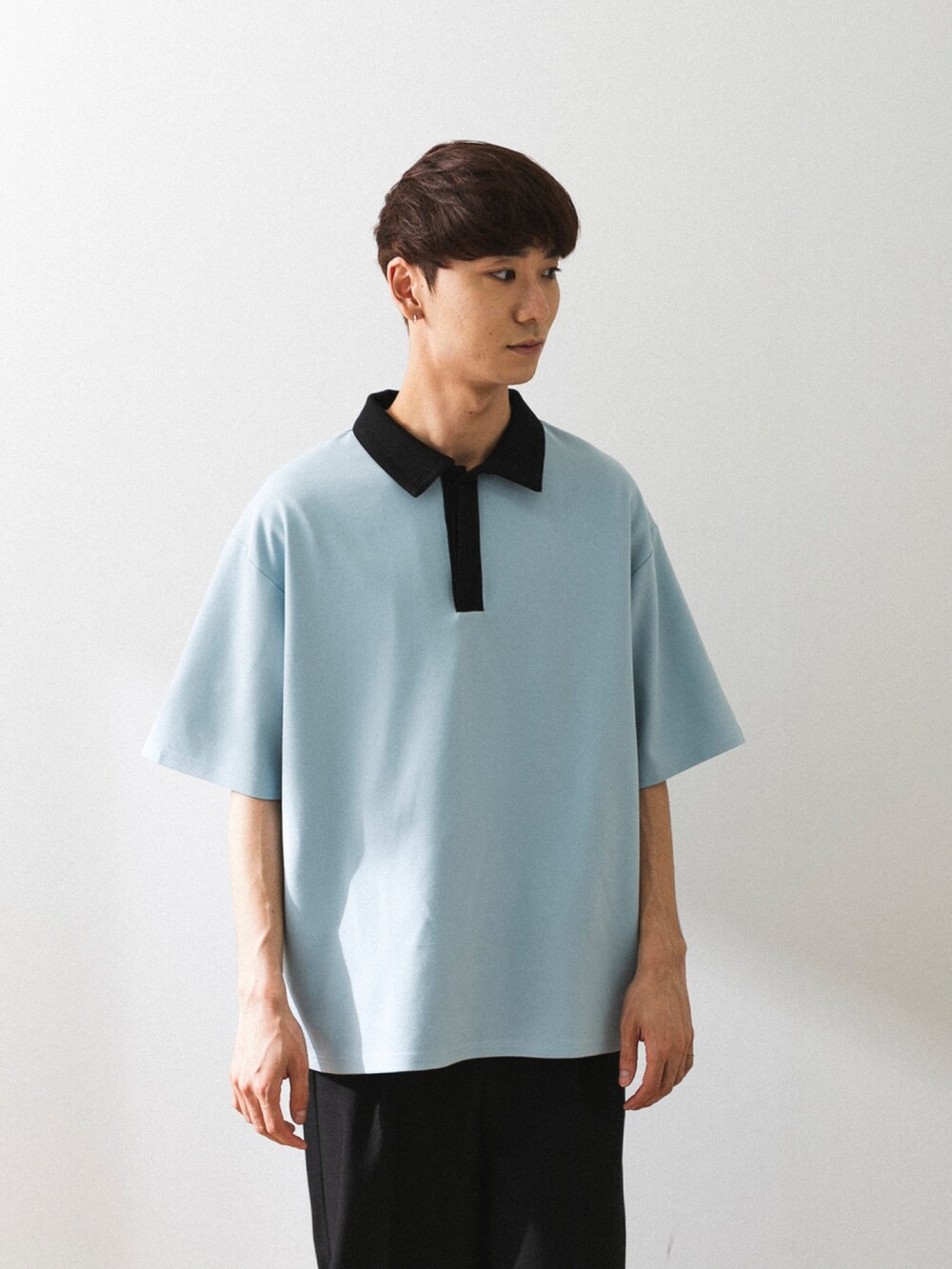 ブラック系のパンツ、ブラック系のその他シューズ、ブラック系のその他を着用したメンズの秋コーディネートの3枚目の写真