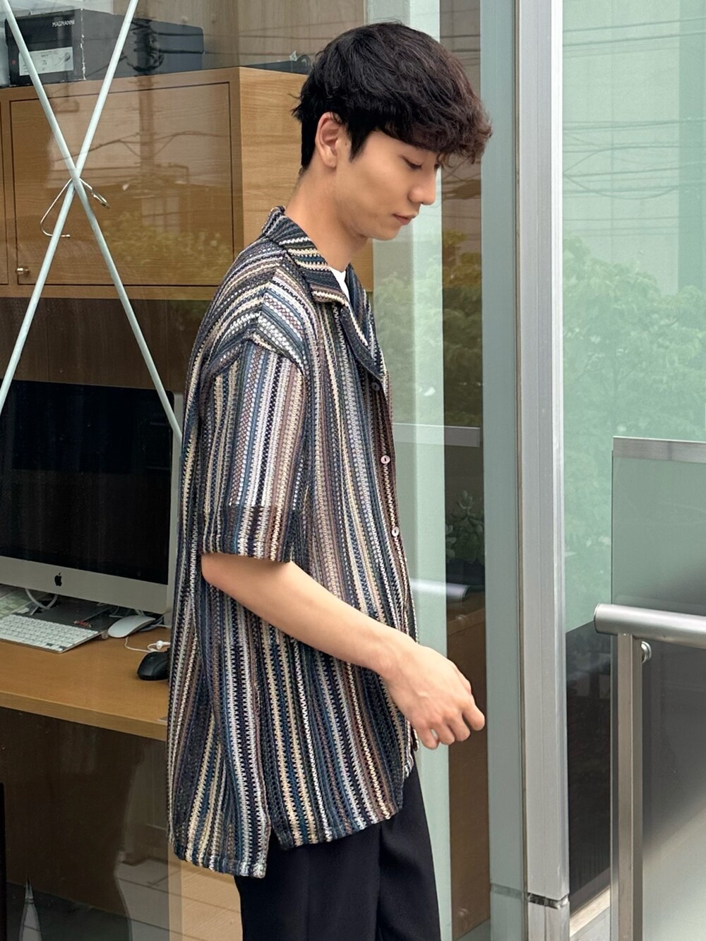 ブラック系のシューズ、ブラック系のその他パンツ、その他のシャツ/ブラウスを着用したメンズの夏コーディネートの5枚目の写真