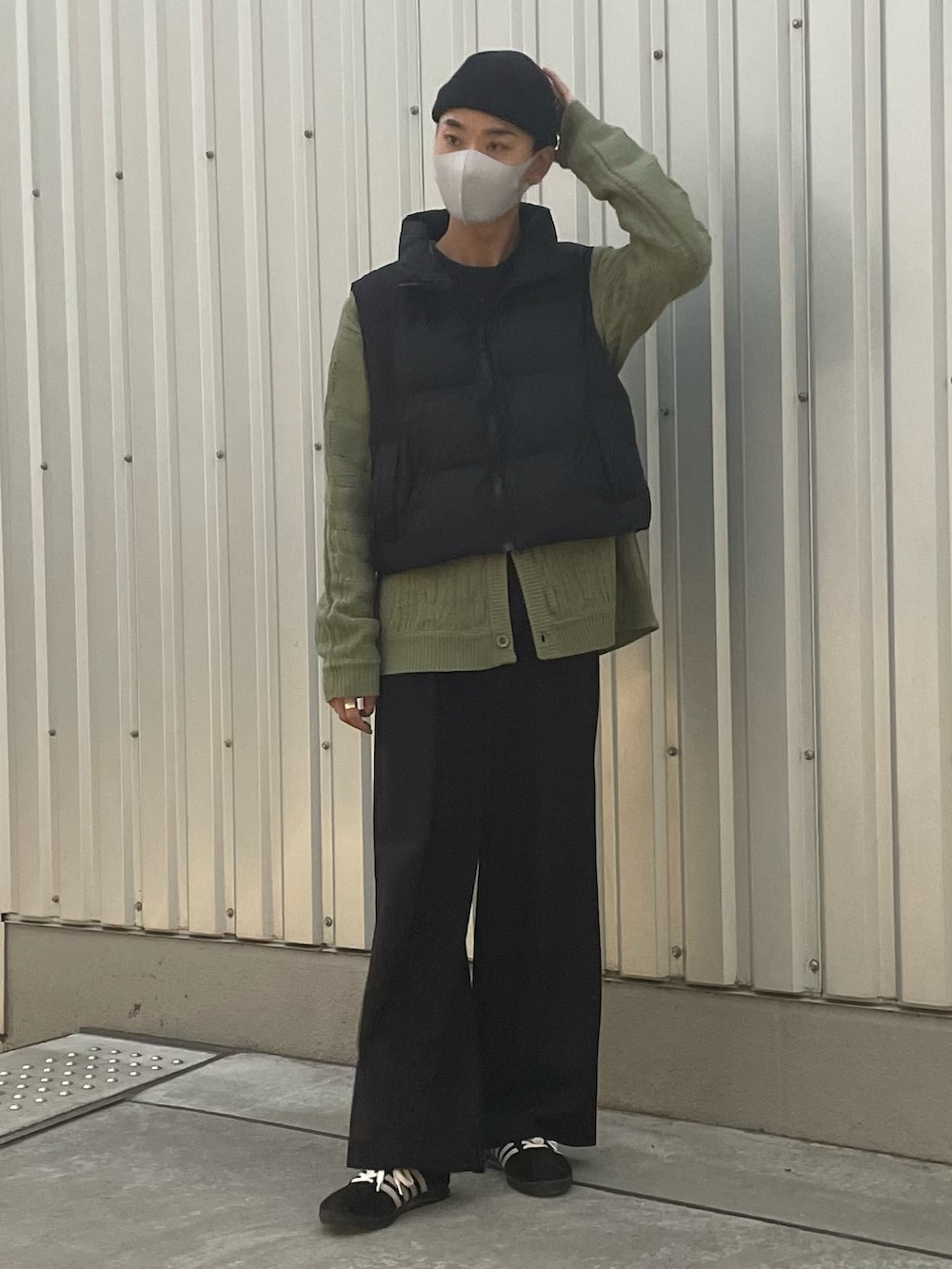 ブラック系のTシャツ/カットソー、グリーン系のカーディガン/ボレロ、ブラック系のその他パンツを着用したメンズの冬コーディネートの4枚目の写真