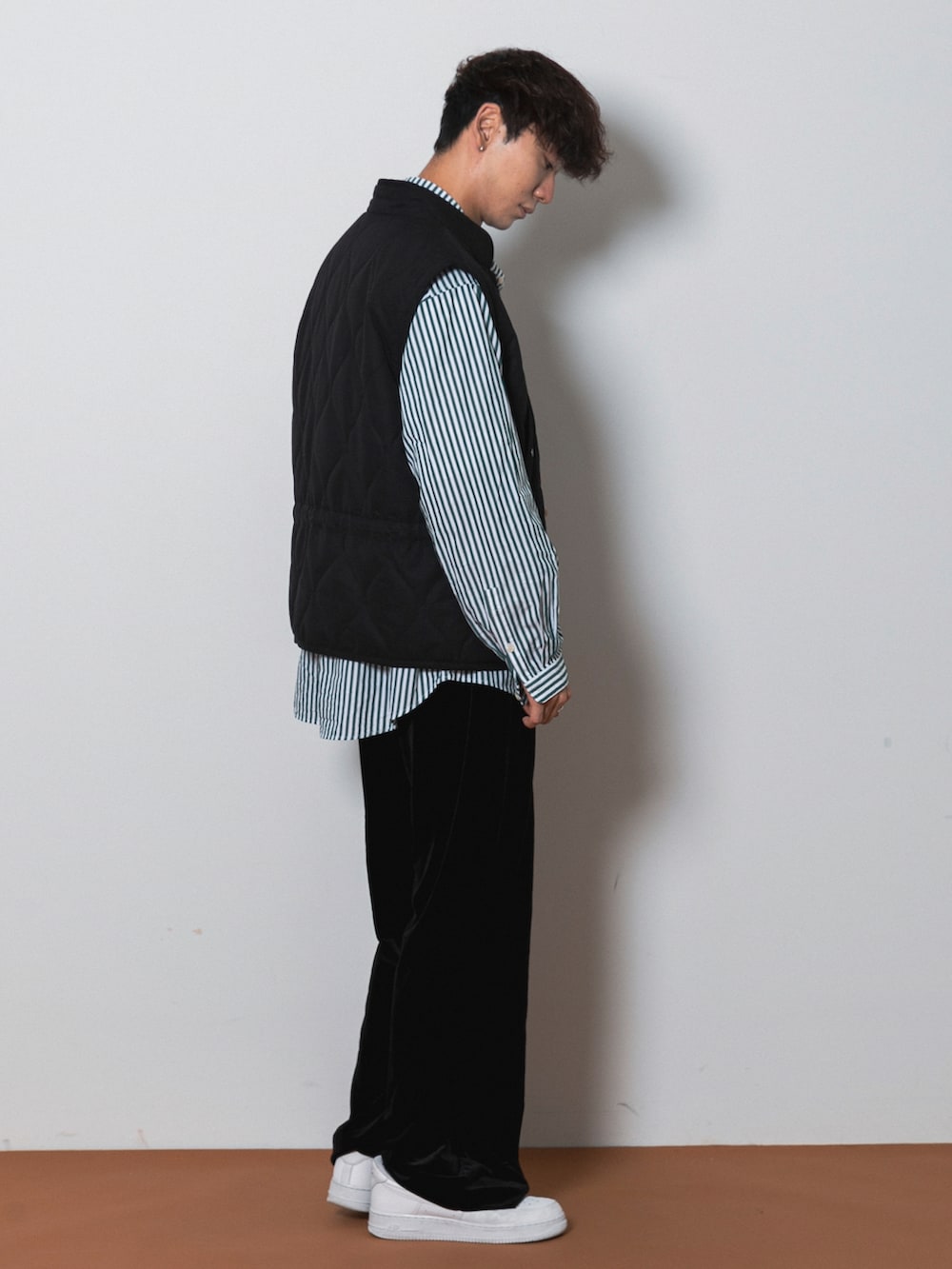 ホワイト系のスニーカー、ブラック系のその他パンツ、グリーン系のシャツ/ブラウスを着用したメンズの秋コーディネートの2枚目の写真