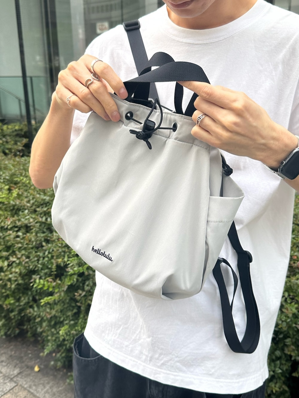 シルバー系のスニーカー、その他のその他パンツ、その他のその他アウターを着用したメンズの春コーディネートの5枚目の写真