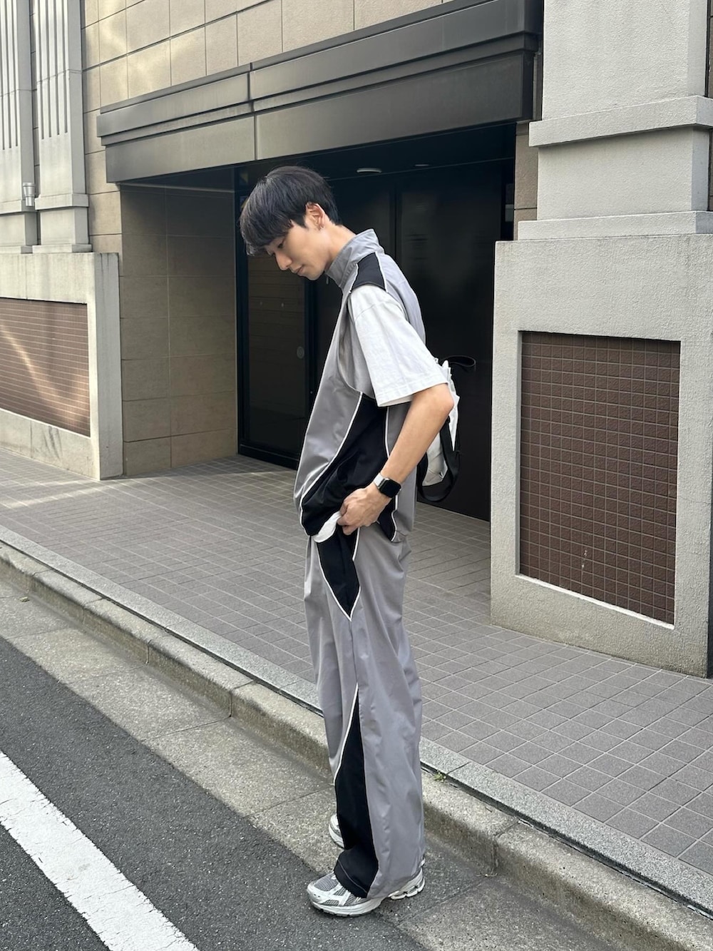 シルバー系のスニーカー、その他のその他パンツ、その他のその他アウターを着用したメンズの春コーディネートの2枚目の写真