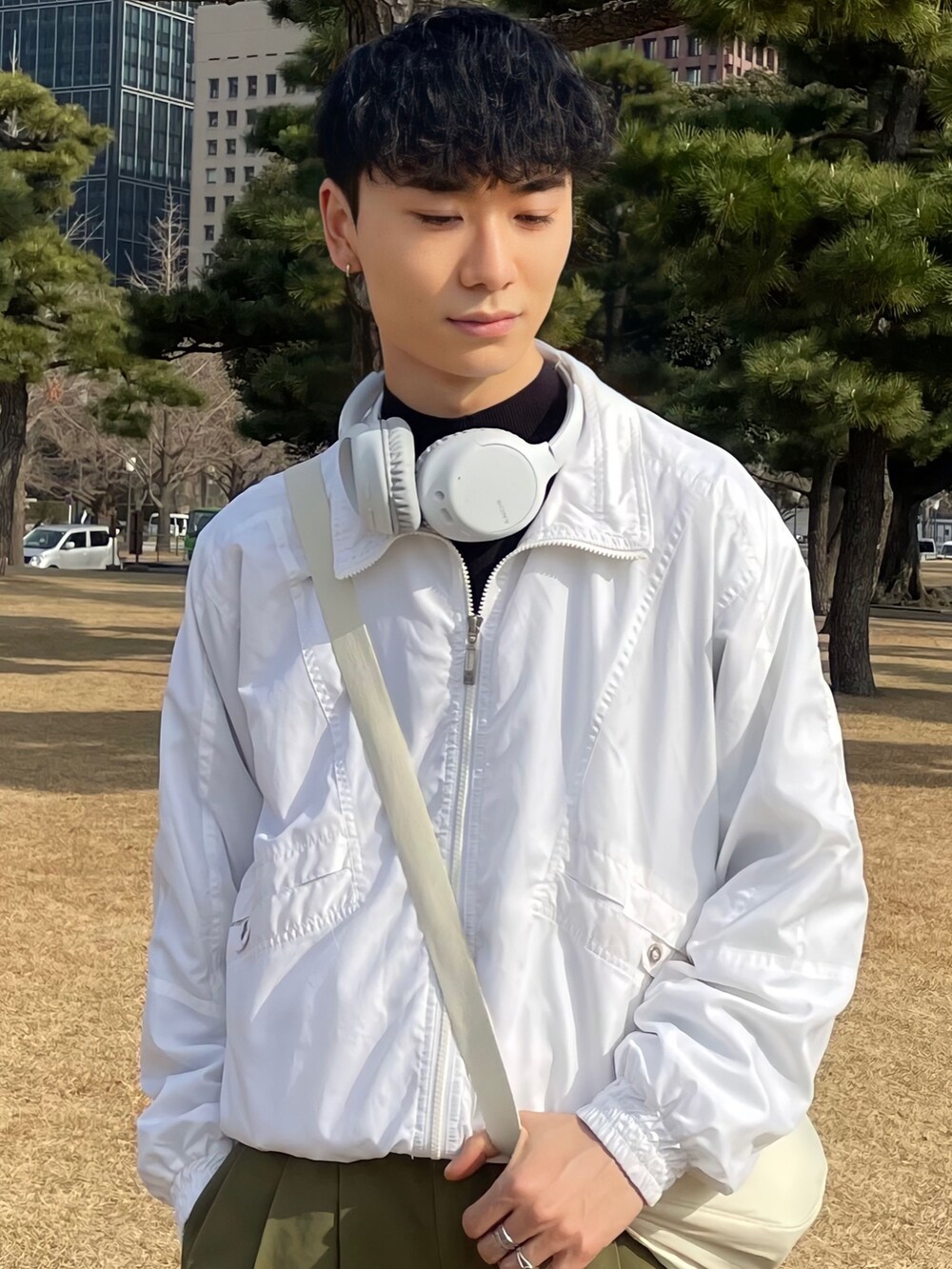 グリーン系のパンツ、グリーン系のその他パンツ、ホワイト系のショルダーバッグを着用したメンズの冬コーディネートの2枚目の写真