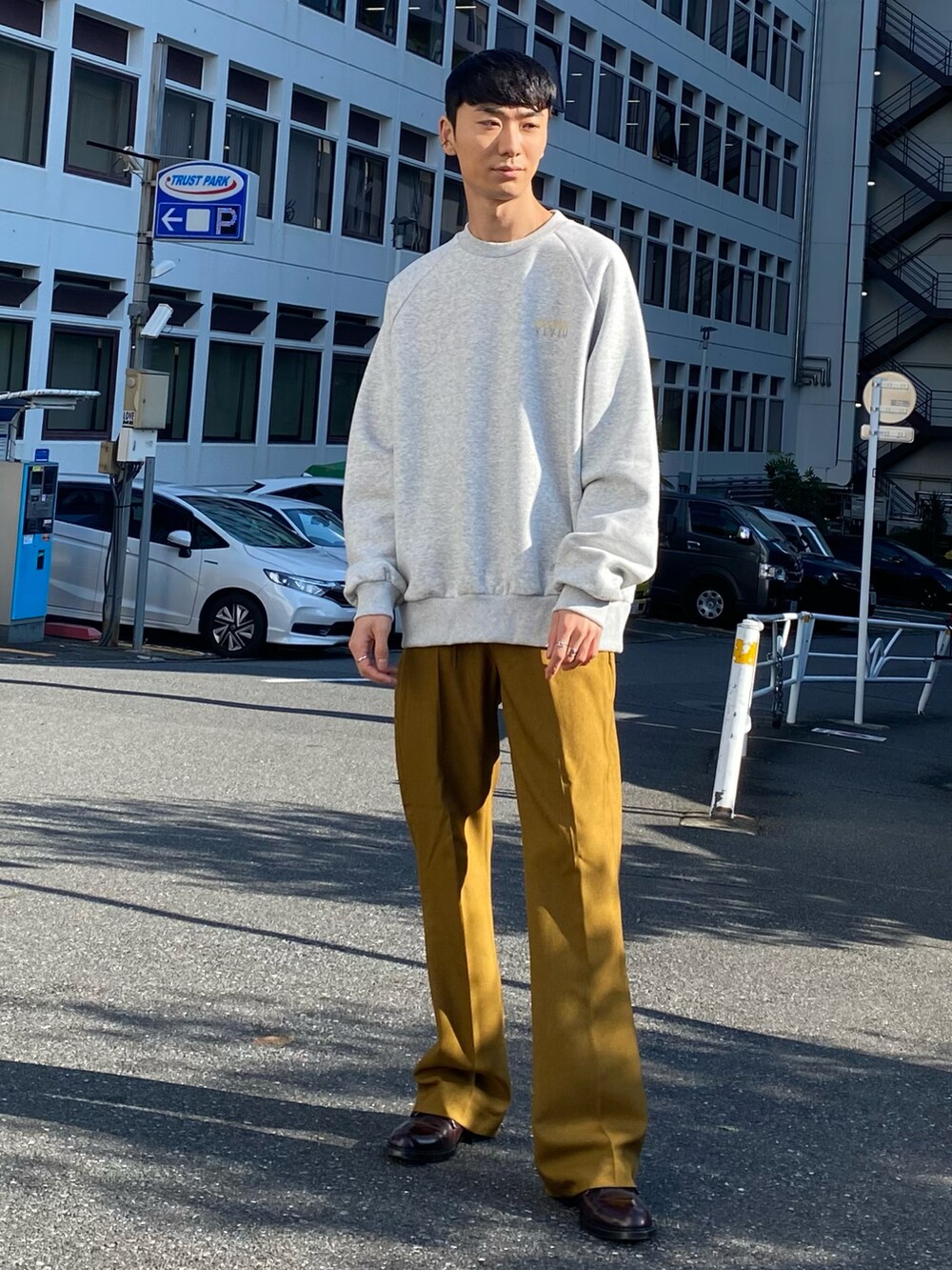 ブラウン系のその他パンツ、グレー系のスウェット、ブルー系のその他を着用したメンズの冬コーディネートの2枚目の写真