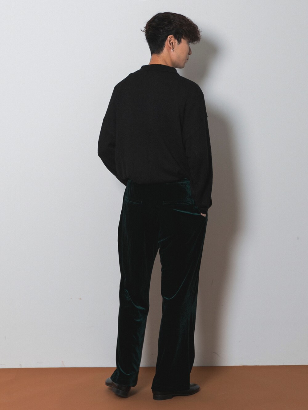 ブラック系のその他シューズ、グリーン系のその他パンツ、ブラック系のニット/セーターを着用したメンズの秋コーディネートの4枚目の写真