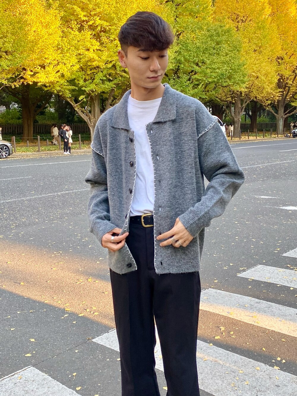 ブラック系のスニーカー、ブラック系のその他パンツ、グレー系のカーディガン/ボレロを着用したメンズの冬コーディネートの3枚目の写真