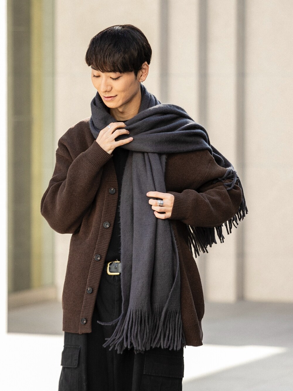 グレー系のその他シューズ、ブラック系のその他パンツ、ブラウン系のカーディガン/ボレロを着用したメンズの冬コーディネートの4枚目の写真