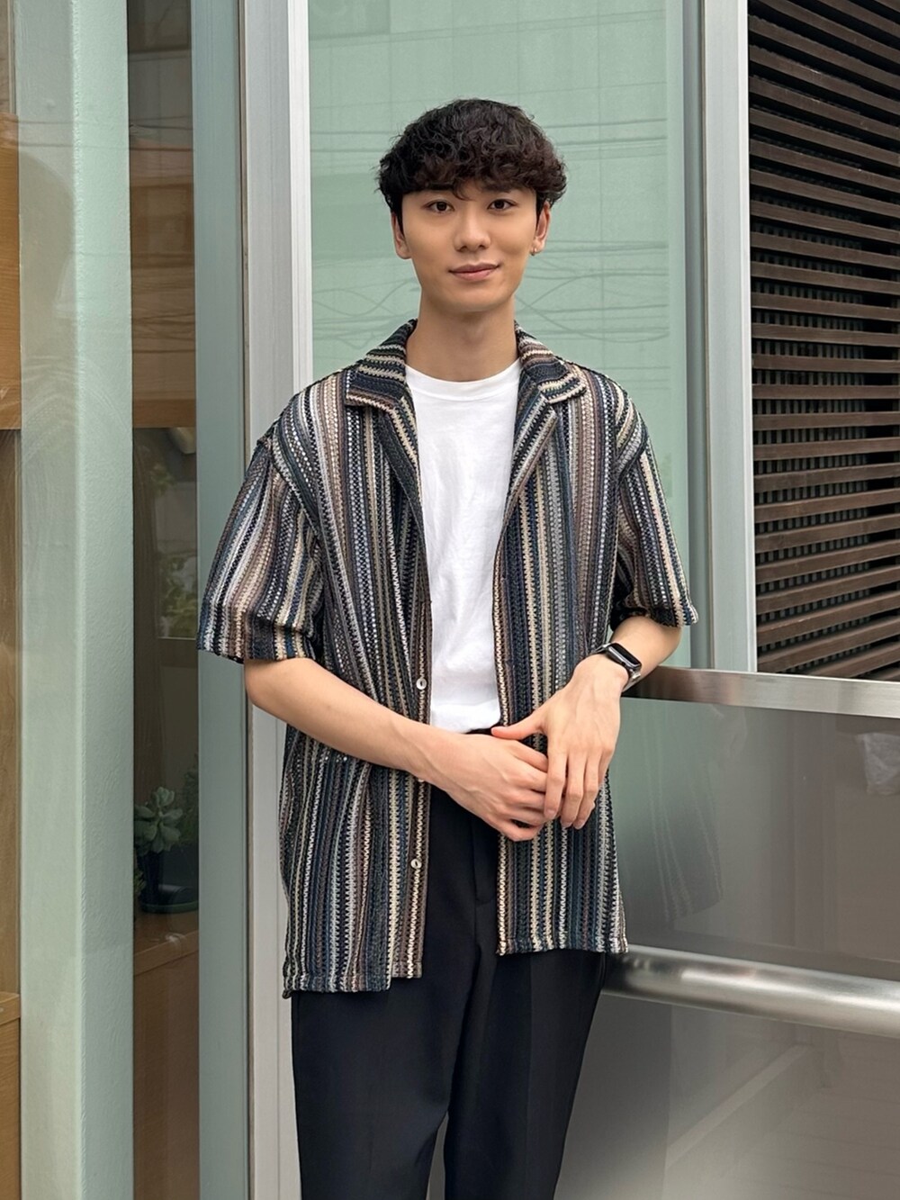 ブラック系のシューズ、ブラック系のその他パンツ、その他のシャツ/ブラウスを着用したメンズの夏コーディネートの3枚目の写真