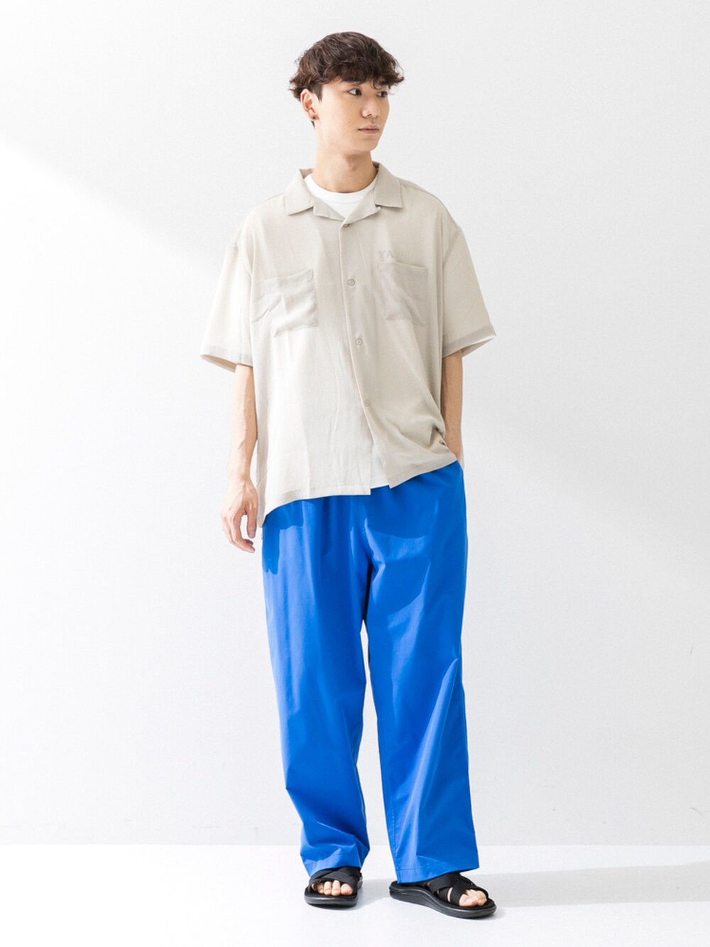 ブラック系のサンダル、ブルー系のその他パンツ、ベージュ系のシャツ/ブラウスを着用したメンズの夏コーディネートの2枚目の写真