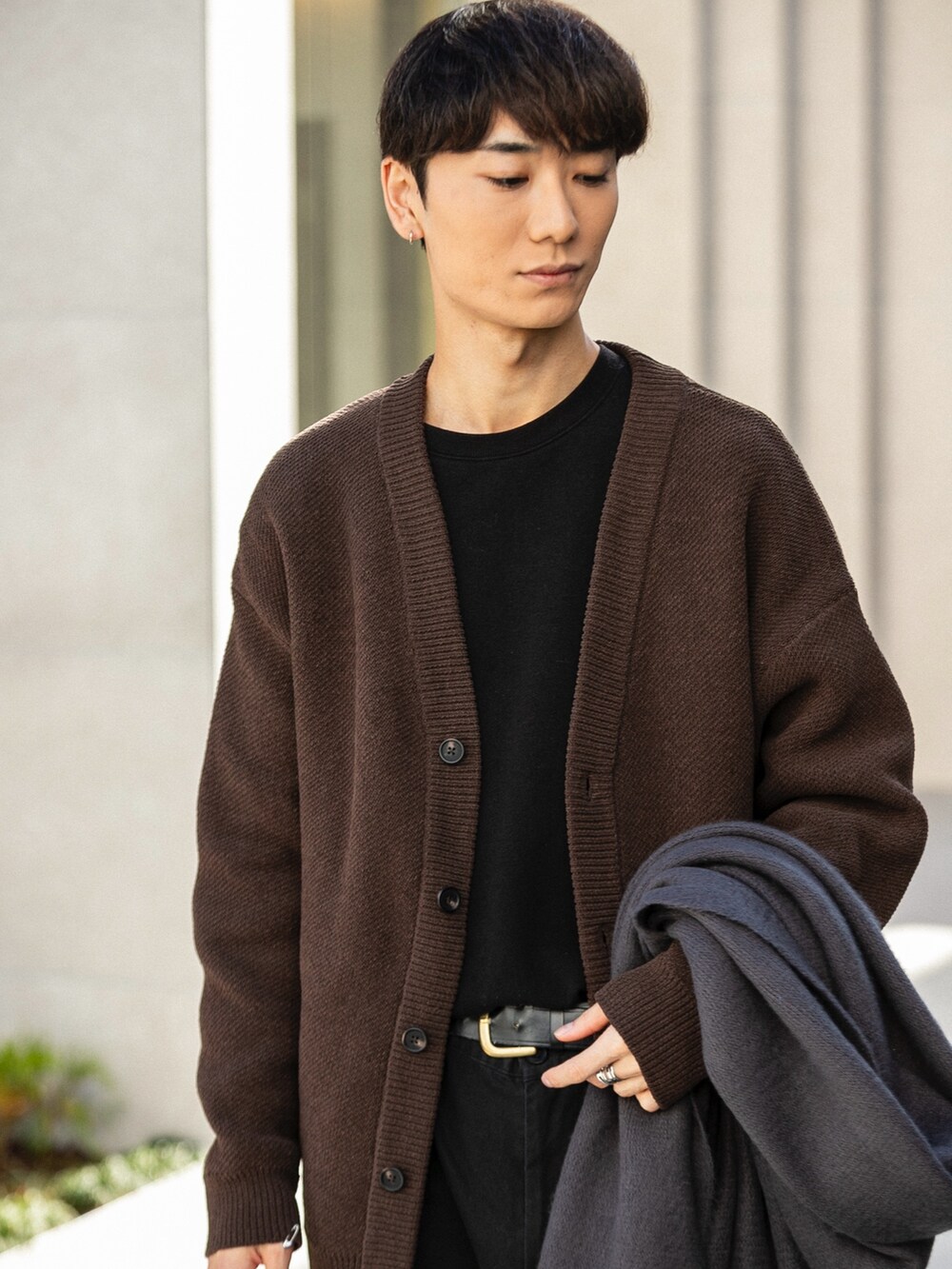 グレー系のその他シューズ、ブラック系のその他パンツ、ブラウン系のカーディガン/ボレロを着用したメンズの冬コーディネートの3枚目の写真