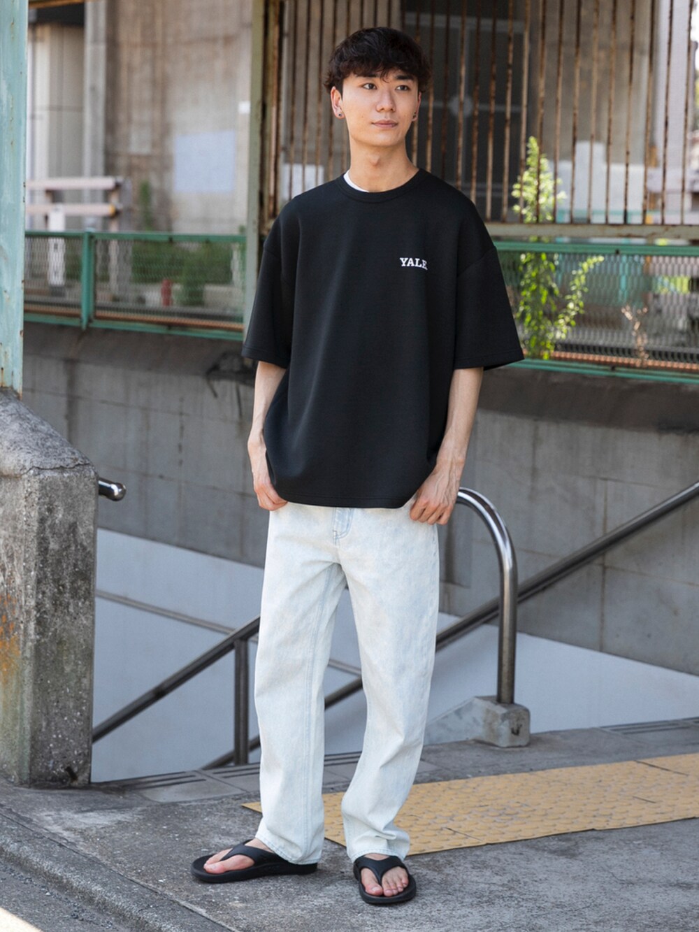 ブラック系のサンダル、ブルー系のデニムパンツ、ブラック系のTシャツ/カットソーを着用したメンズの夏コーディネートの2枚目の写真