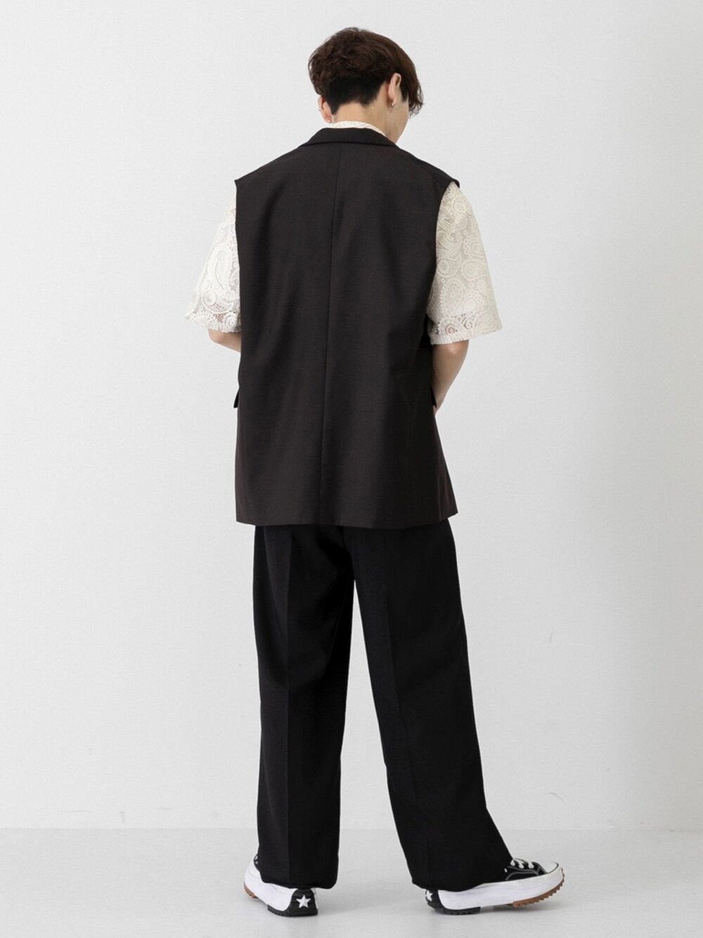 ブラック系のスニーカー、ブラック系のパンツ、ホワイト系のシャツ/ブラウスを着用したメンズの秋コーディネートの2枚目の写真