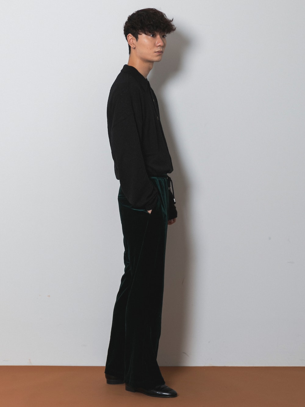 ブラック系のその他シューズ、グリーン系のその他パンツ、ブラック系のニット/セーターを着用したメンズの秋コーディネートの2枚目の写真