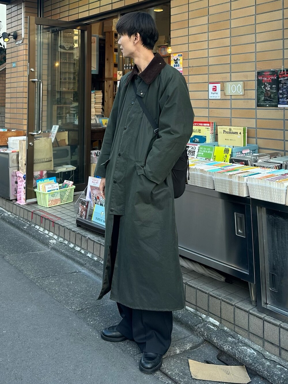 「ブーツ、スラックス、冬アウター、休日スタイル、クリスマスに着たい服、ロングコート、マイベストコーデ2023、コート、SENSEOFPLACE、barbour、GU、大人カジュアル、きれいめカジュアル、シンプルコーデ、オーバーサイズ」｜「GUのアイテム（スラックス、ブラック系）」を使った、sakasaさん（メンズ・180cm）の冬コーディネートの2枚目の写真