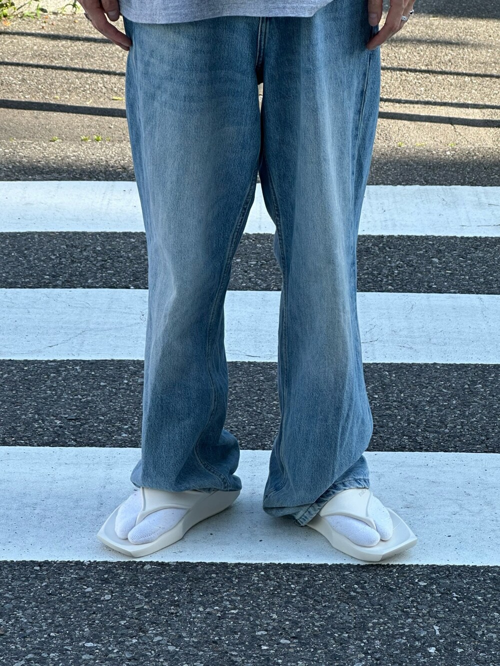 ホワイト系のサンダル、ブルー系のデニムパンツ、ブラウン系のシャツ/ブラウスを着用したメンズの夏コーディネートの3枚目の写真