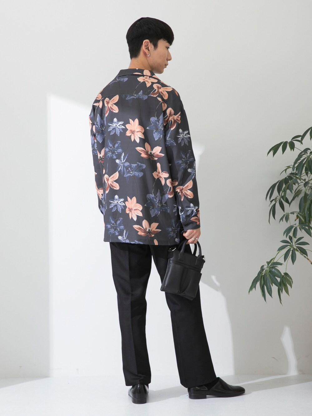 ブラック系のその他シューズ、ブラック系のスラックス、ブラック系のショルダーバッグを着用したメンズの春コーディネートの2枚目の写真