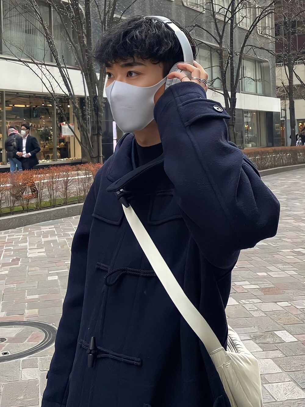 「私の推しブランド、CouleurMeler、UNIQLO、プチプラ、ダッフルコート、チノパン、ブーツ、きれいめカジュアル、シンプルコーデ、休日スタイル、ショルダーバッグ、冬コーデ、プチプラコーデ、冬アウター、カジュアルコーデ」｜「ZARAのアイテム（ブーツ、ブラック系）」を使った、sakasaさん（メンズ・180cm）の冬コーディネートの2枚目の写真
