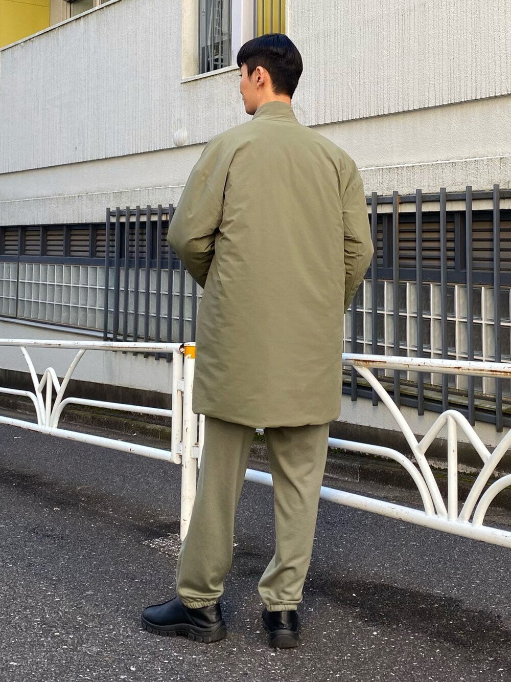 ブラック系のスリッポン、グリーン系のその他パンツ、グリーン系のダウンベストを着用したメンズの冬コーディネートの2枚目の写真