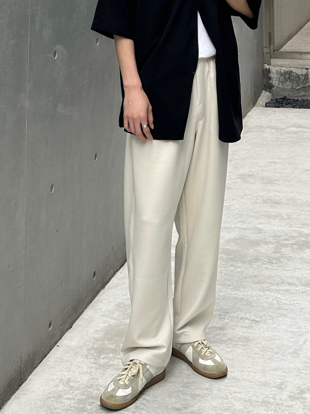 ブラック系のシャツ/ブラウス、ホワイト系のパンツ、ホワイト系のスニーカーを着用したメンズの春コーディネートの4枚目の写真