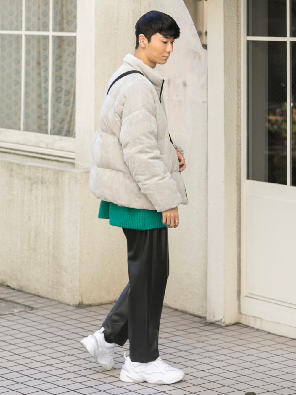 ホワイト系のシューズ、ブラック系のその他パンツ、ホワイト系のその他アウターを着用したメンズの秋コーディネートの2枚目の写真