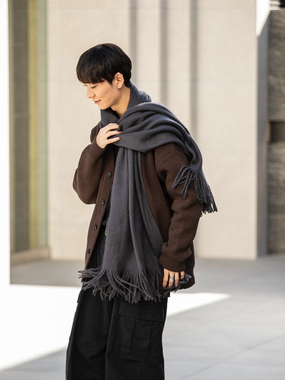 グレー系のその他シューズ、ブラック系のその他パンツ、ブラウン系のカーディガン/ボレロを着用したメンズの冬コーディネートの2枚目の写真