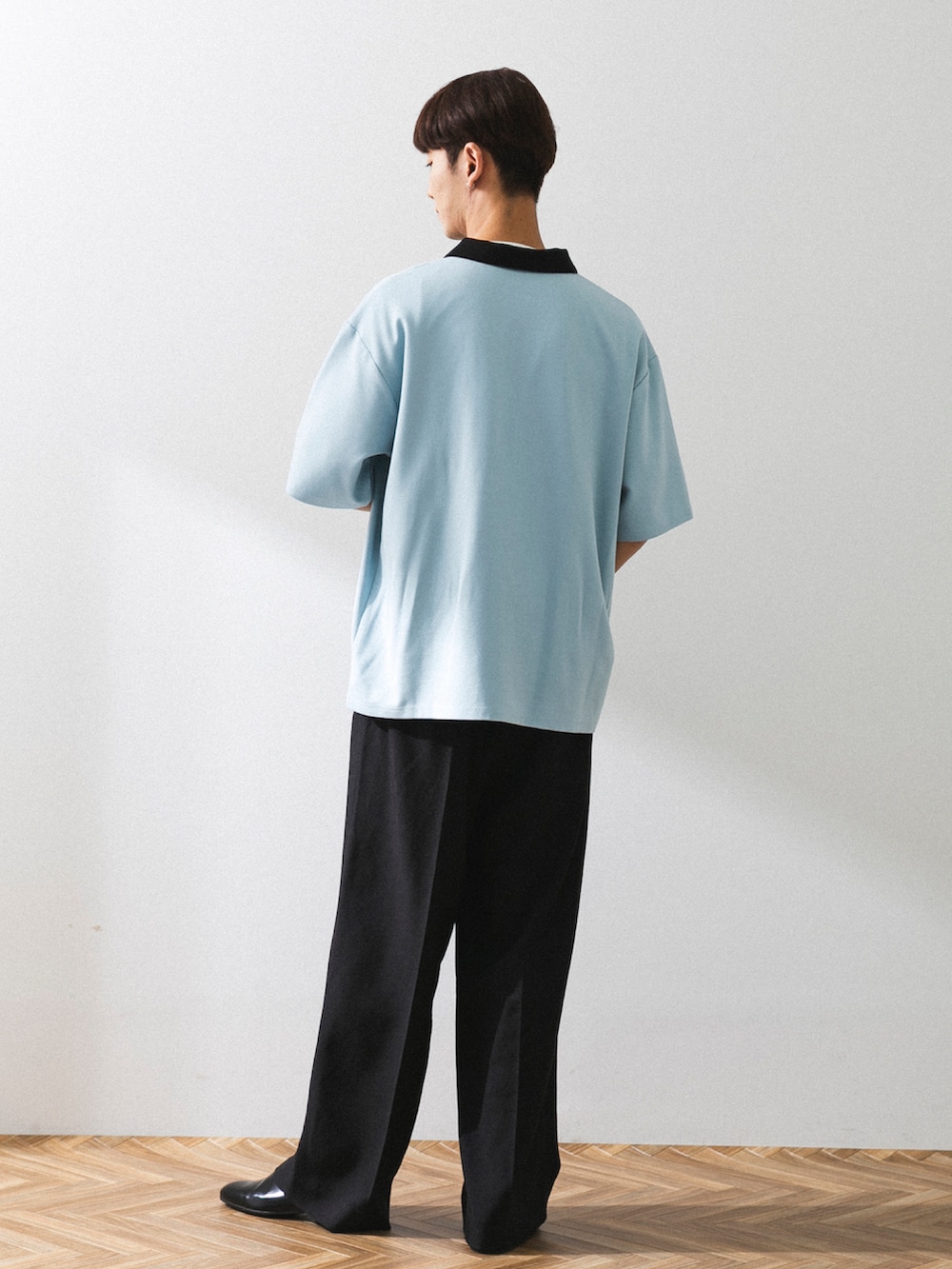 ブラック系のパンツ、ブラック系のその他シューズ、ブラック系のその他を着用したメンズの秋コーディネートの2枚目の写真