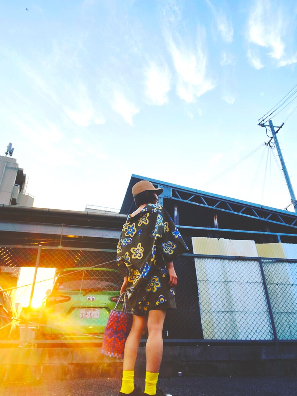 その他のかごバッグ、グリーン系のシャツ/ブラウス、グリーン系のパンツを着用したレディースの春コーディネートの2枚目の写真