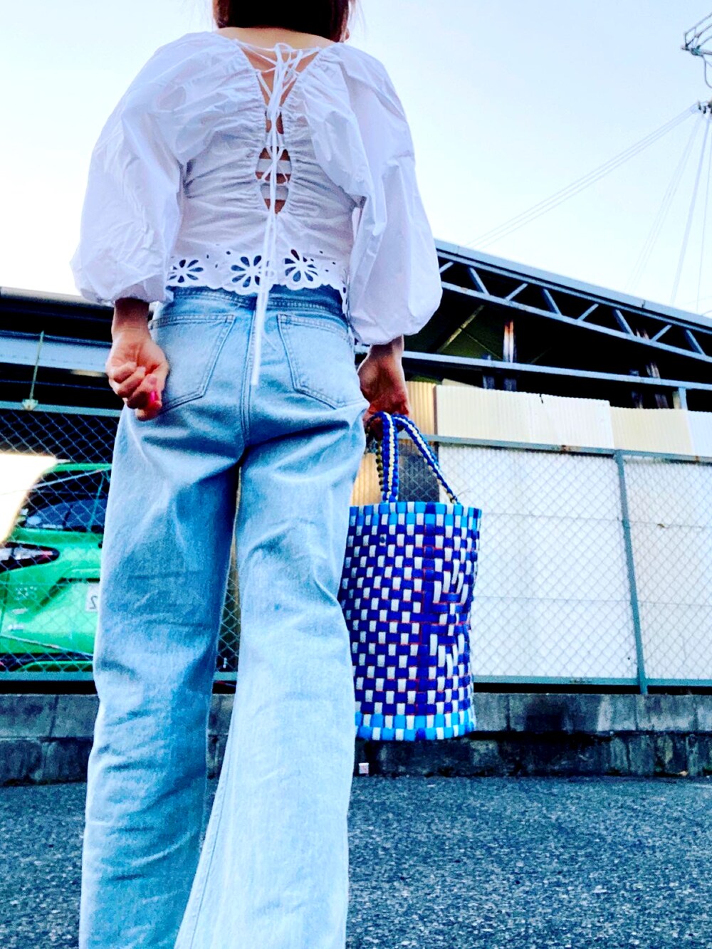 その他のかごバッグ、ブルー系のデニムパンツ、ホワイト系のシャツ/ブラウスを着用したレディースの春コーディネートの2枚目の写真