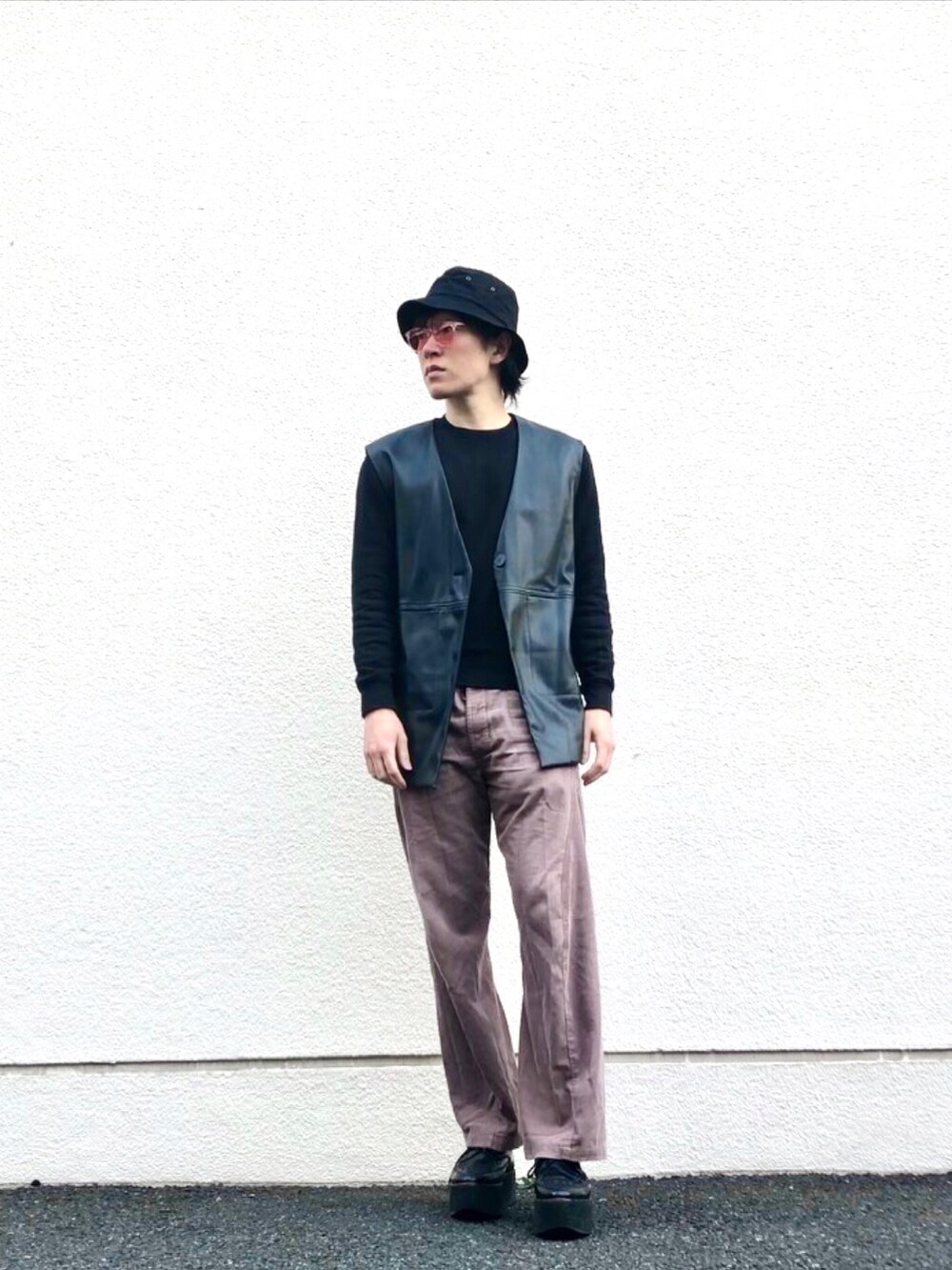 ブラウン系のその他パンツ、ブラック系のスウェット、ブラック系のベストを着用したメンズの春コーディネートの2枚目の写真