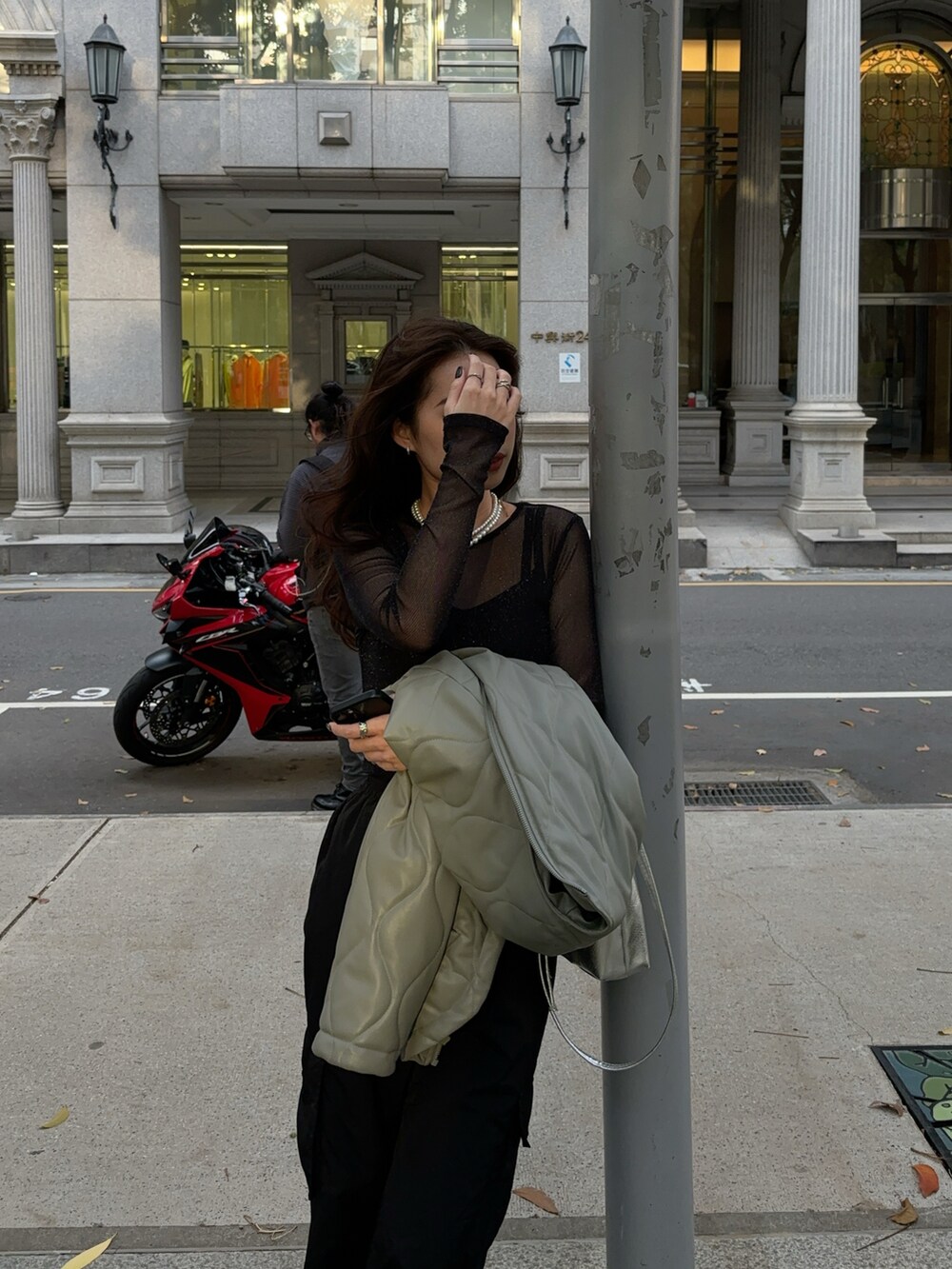 シルバー系のバレエシューズ、ブラック系のカーディガン/ボレロ、グレー系のネックレスを着用したレディースの冬コーディネートの5枚目の写真