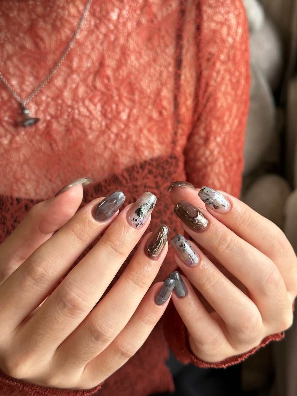 ブルー系のシャツ/ブラウス、グリーン系のトートバッグ、ホワイト系のスニーカーを着用したレディースの冬コーディネートの4枚目の写真