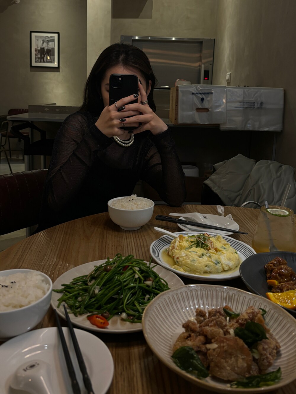 シルバー系のバレエシューズ、ブラック系のカーディガン/ボレロ、グレー系のネックレスを着用したレディースの冬コーディネートの3枚目の写真