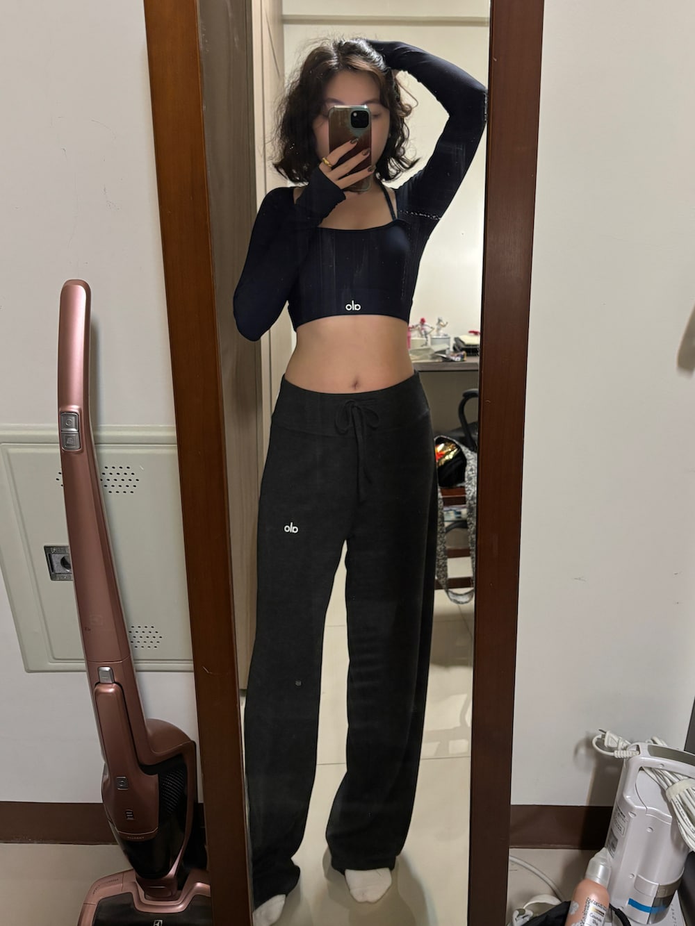 グレー系のチノパンツ、ブルー系のジャージを着用したレディースの冬コーディネートの2枚目の写真