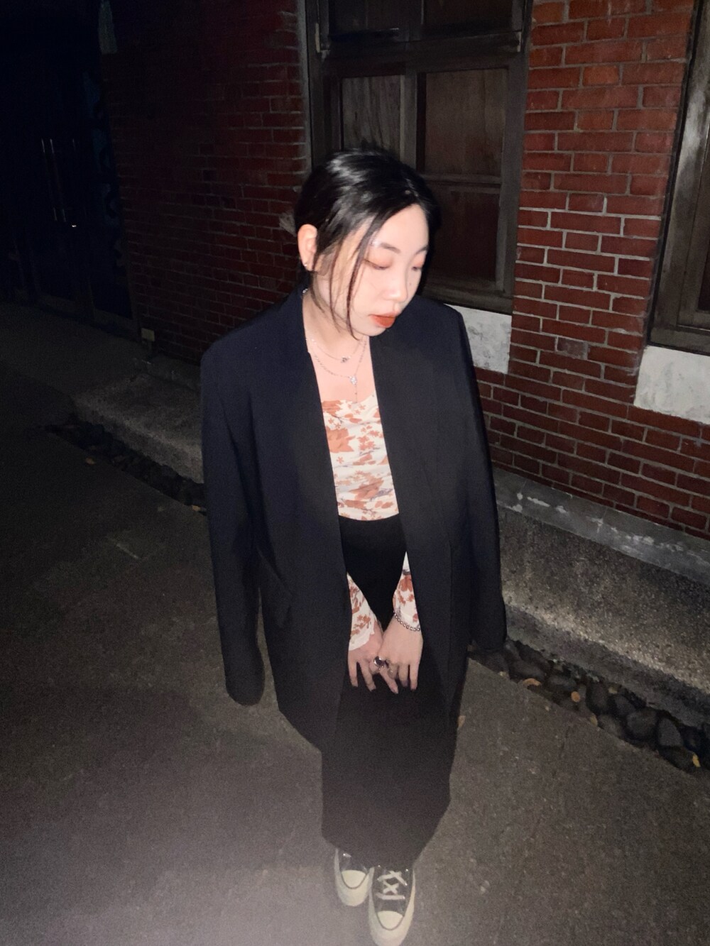 ホワイト系のスニーカー、ブラック系のテーラードジャケットを着用したレディースの冬コーディネートの3枚目の写真